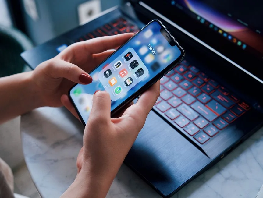 Un smartphone élégant affichant une œuvre dans un décor minimaliste, idéal pour les thèmes liés à la technologie et au design.